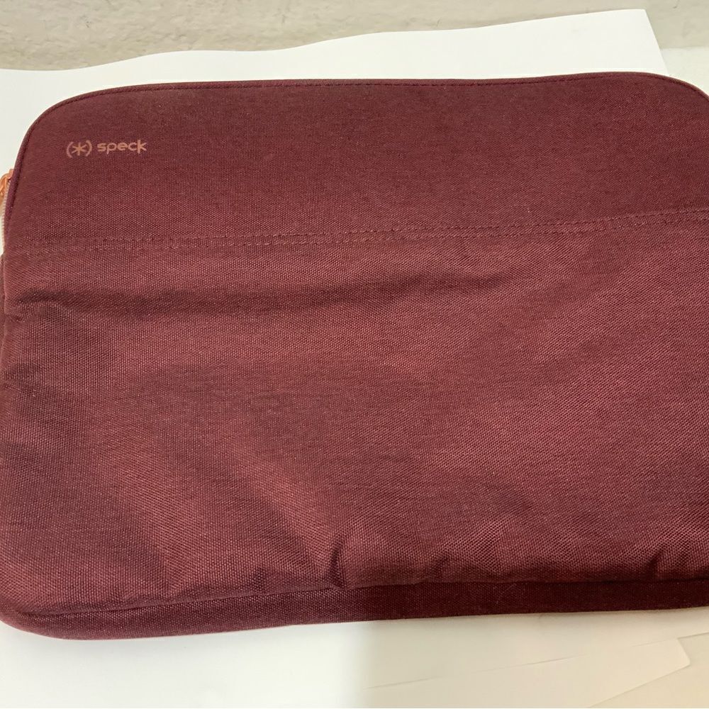 I-Pad/Tablet Case Speck burgundy 10”x14”x1”